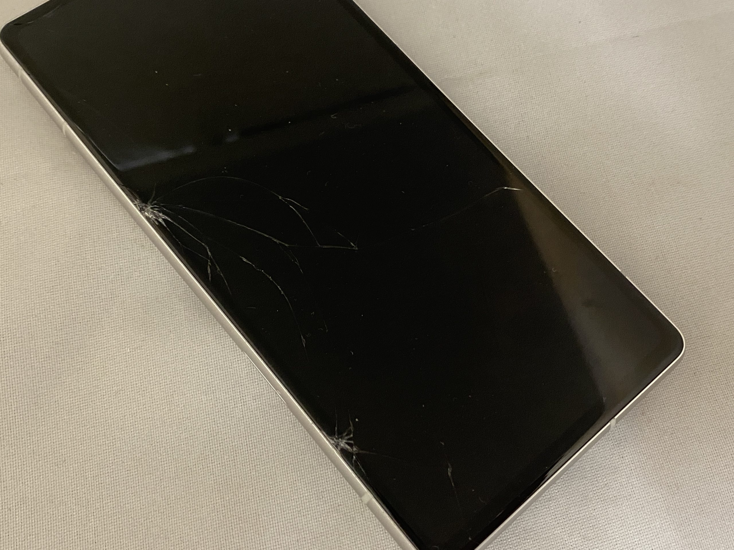 pixel7a 画面割れ有り Google Pixel7a(グーグルピクセル)の画面が割れてバキバキに！【スマホ