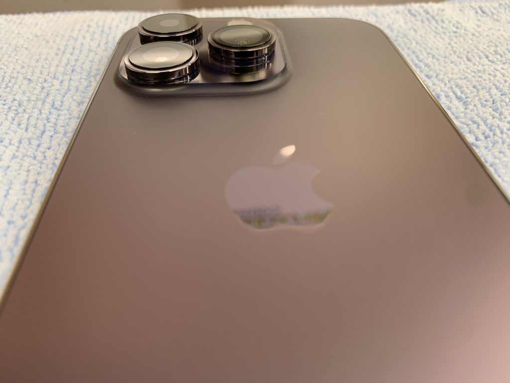 iPhone14Pro、カメラでかすぎ問題！史上最大の突起を守る最強