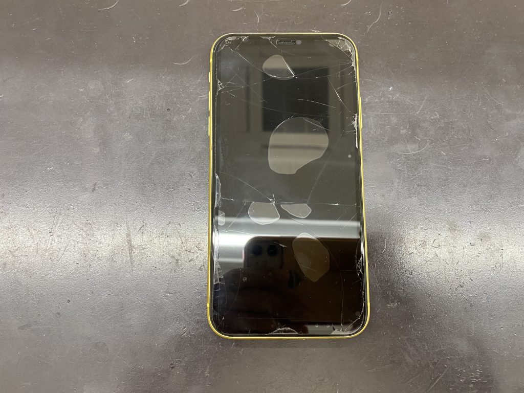 急に画面が真っ暗に」iPhone 11ブラックアウト、40分で復活