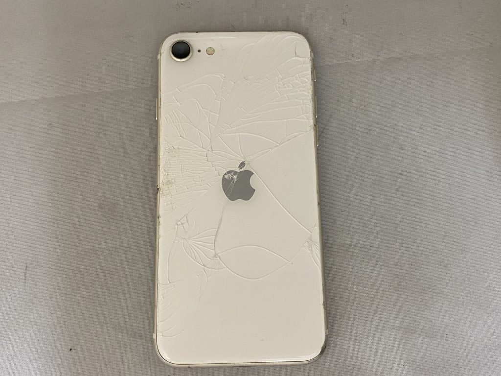 iPhoneSE第3世代　車のドアに挟まって本体反ってます b4e686b819fc91c24d0a4c2a6e8cf8