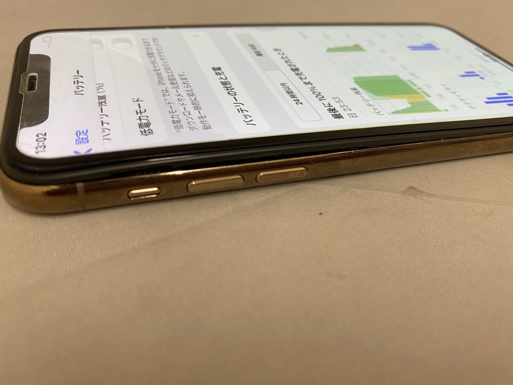 iPhone11 Pro】バッテリー膨張により画面が浮いてしまった端末の修理の