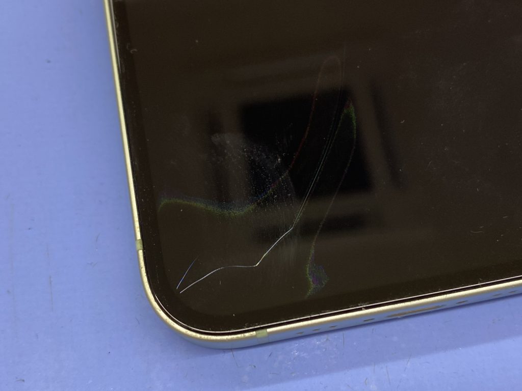 iPhone12 画面割れで左下に液晶漏れ！彦根市よりご来店｜スマート