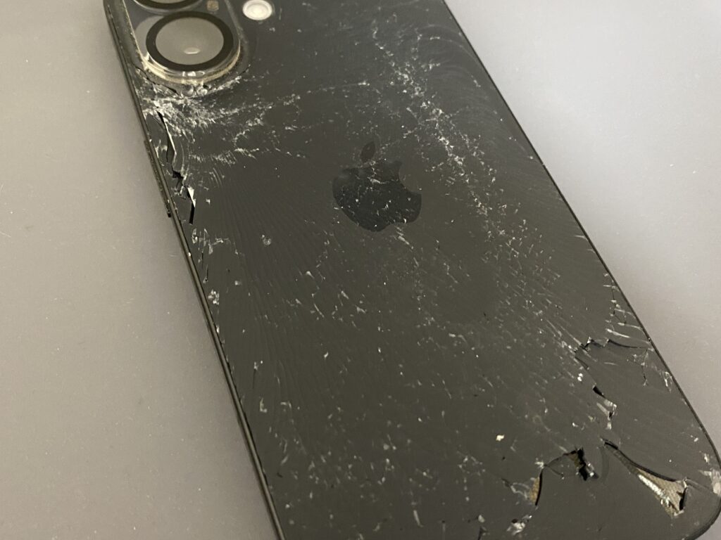 iPhone16e 背面バキバキ iPhone16e 背面バキバキ iPhone背面がバキバキに割れた！修理方法と