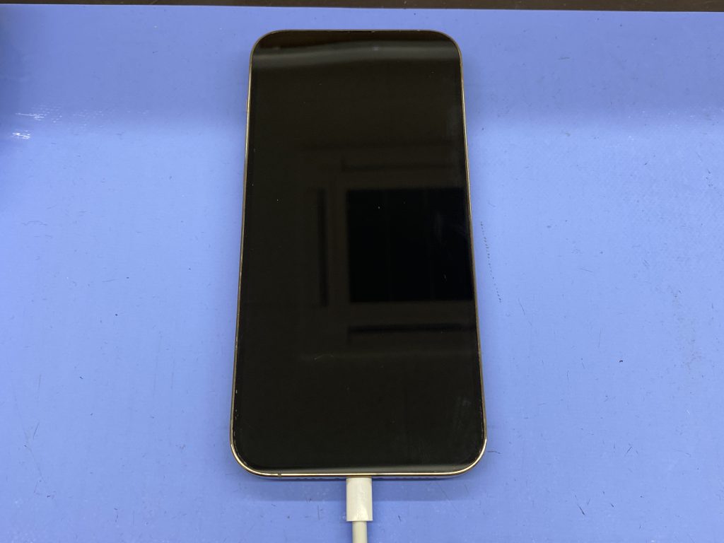 iPhone14 Pro Max、落としてないのに画面真っ暗！「機種変更しかない